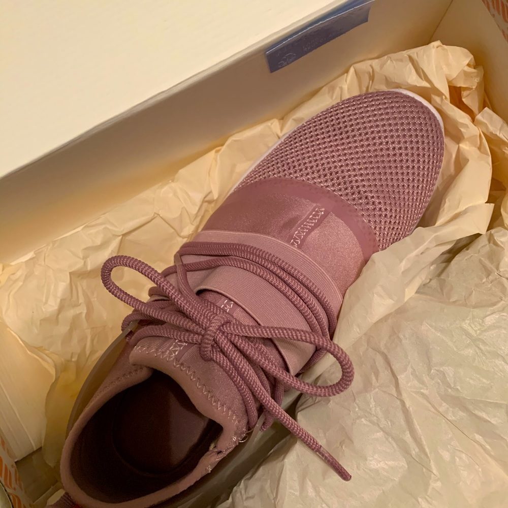 Fabletics rose color size 8 tennis shoes